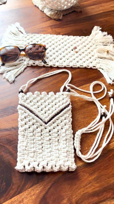 Pochette téléphone bohème en Macramé.