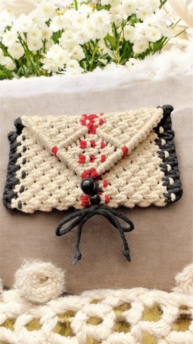 Petites pochettes en macramé modèle  MiniMuze