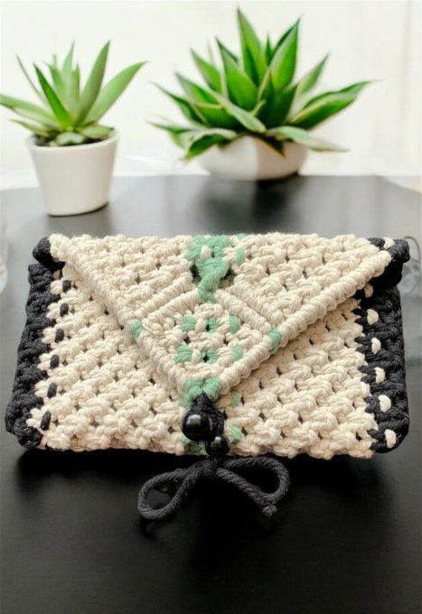 Petites pochettes en macramé modèle  MiniMuze