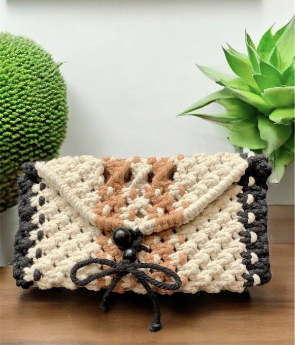 Petites pochettes en macramé modèle  MiniMuze