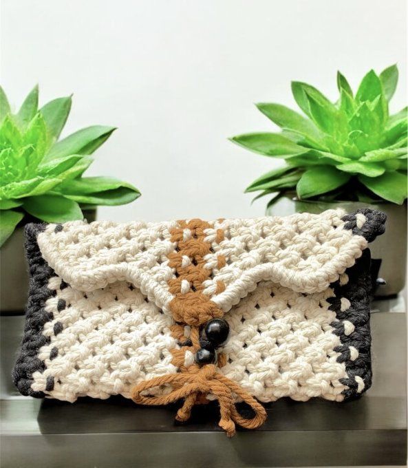 Petites pochettes en macramé modèle  MiniMuze
